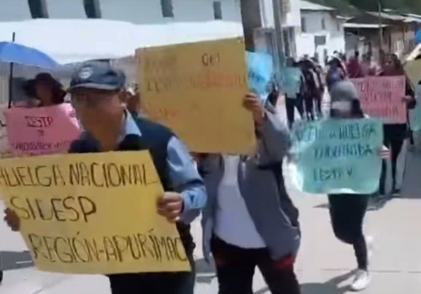 DOCENTES DEL INSTITUTO PÚBLICO DE VILCABAMBA INICIAN HUELGA INDEFINIDA EN DEMANDAS LABORALES